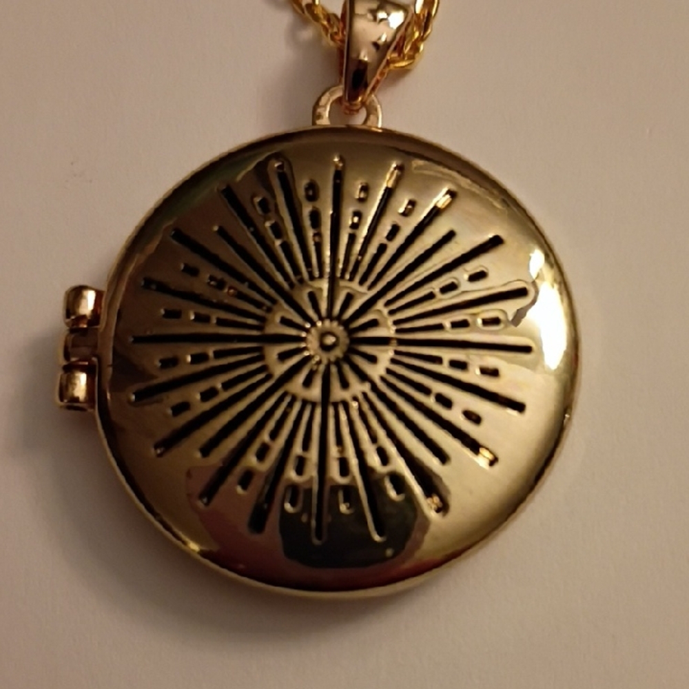 Radiant Gold Starburst Pendant Necklace